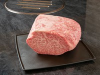 ロイヤル名物よりオススメの1品。旨味・サシ・柔らかさを兼ね備えた極上のリブロースを贅沢にステーキで楽しめます。