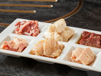 新鮮ホルモンを食べ比べ『ロイヤルホルモン六種盛り』