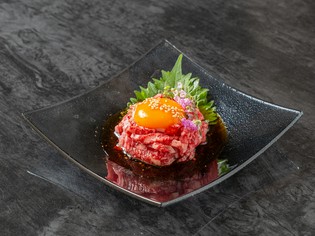 まずは自慢の赤身肉を『極生ユッケ』