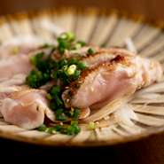 食材は、「ゆふの銀しゃも」や「美山サーモン」など、県産のものがメイン。地産地消に重きを置き、素材そのものの味を活かした調理方法でおいしい一皿へと仕立ててくれます。