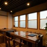 上質なコクを楽しめる『サントリーマスターズドリーム』を生ビールで提供してくれるのがうれしいところ。キリッと冷えたビールに、囲炉裏で旨みを閉じ込めてじっくりと焼き上げた炭火焼きが絶妙にマッチします。