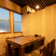 大分駅から6分ほど歩いたビルの2階にある落ち着いた雰囲気の【囲炉裏炭火焼き　湊】。着物姿の女将がおもてなしをしてくれ、接待やハレの日の会食など、さまざまなシチュエーションで利用できます。