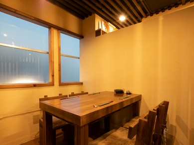 着物姿の女将がおもてなししてくれる、洗練された和モダンな空間