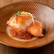 囲炉裏でじっくり焼くことで、身がふっくら焼き上がった美山産サーモンハラスが絶品。大根おろし＆あふれんばかりのいくらと一緒に口に入れれば、得も言われぬおいしさです。