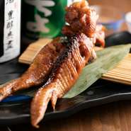 大きめサイズの手羽先は、焼き台ではなく、囲炉裏で焼くことで、焦げ目があまりつくことなく、しっとりとおいしく焼き上がるそうです。濃厚な味わいで、お酒のお共に最適。