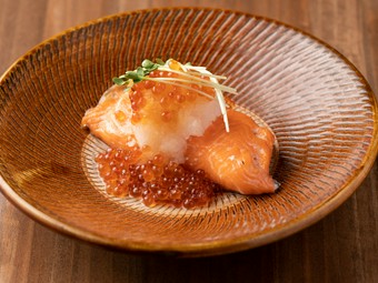 炭火でふっくら焼き上げた『美山産サーモンハラスといくらぶっかけ』