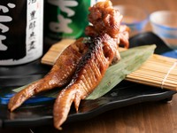 しっとり、香ばしい『にんにく醤油に漬け込んだ大手羽先』