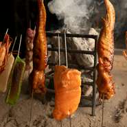 県産地鶏「ゆふの銀しゃも」や「美山サーモン」など、地産地消に重きを置いた食材選びがモットー。素材そのものの味を活かした調理法で提供してくれます。