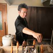 「お客様にゆっくりと食事を楽しんでいただけるよう、心がけています」と語る松谷氏。さまざまなジャンルで培った技術を活かした料理でもてなしてくれます。