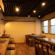 備長炭の香りが漂い、着物姿の女将がおもてなししてくれる落ち着いた雰囲気の店内。接待やハレの日など、いろいろなシチュエーションで利用できます。