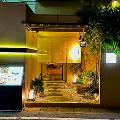 周囲の風景に溶け込んだ、まるで隠れ家のような雰囲気