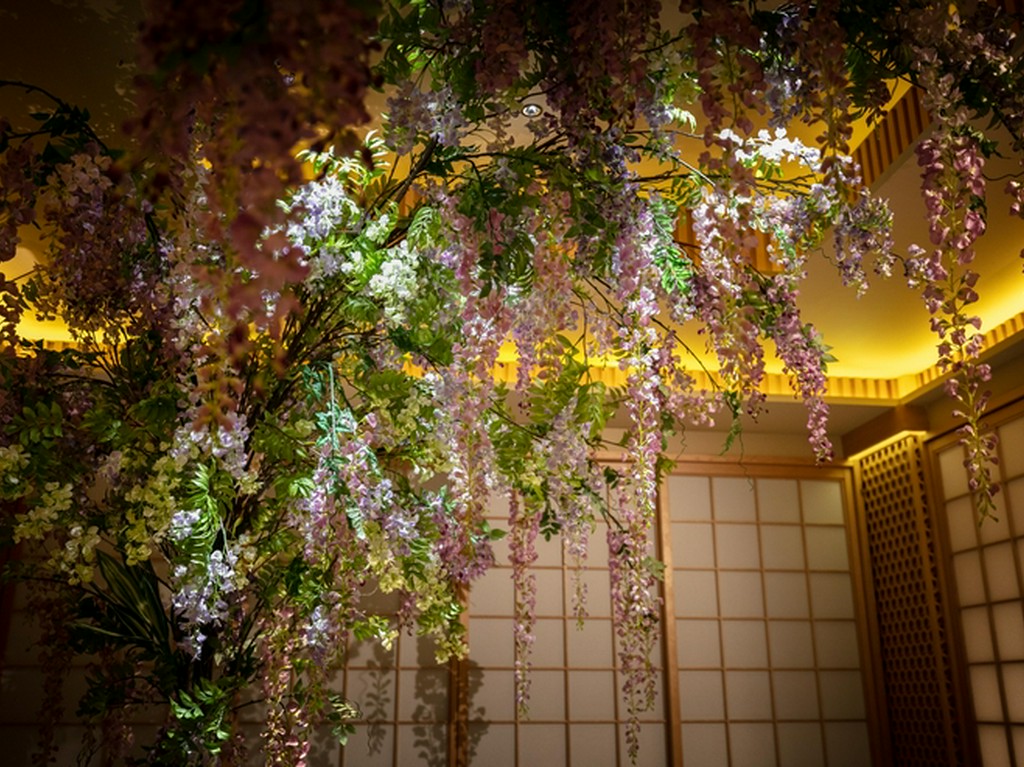 入店した途端、目の前に現れるのは美しい藤の花
