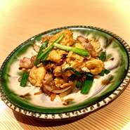 沖縄独特の太いくるま麩に卵の衣をたっぷりつけ豚肉と野菜を炒め合わせた料理長自慢の一品