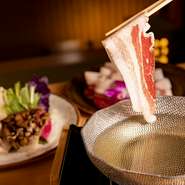 琉球小鉢三種に「島黒アグー豚」「12種類の島野菜」のしゃぶしゃぶと黒毛和牛を使用した料理を楽しむことができます。
当店は様々な薬味や調味料をご用意し飽きの来ない食べ方をご案内させて頂きます。
