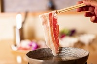 「島黒アグー豚」「12種類の島野菜」のしゃぶしゃぶ楽しむことができます。
当店は様々な薬味や調味料をご用意し飽きの来ない食べ方をご案内、島黒アグー豚の脂には甘みがあり口の中でさらりと溶けていきます。