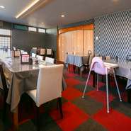広々とした店内には、ゆったりと座れるソファ席を始め、足を伸ばせるお座敷があります。キッズチェアもあるため、お子様を連れていても行きやすいお店です。幅広いメニューから、それぞれの好きな料理を楽しんで。