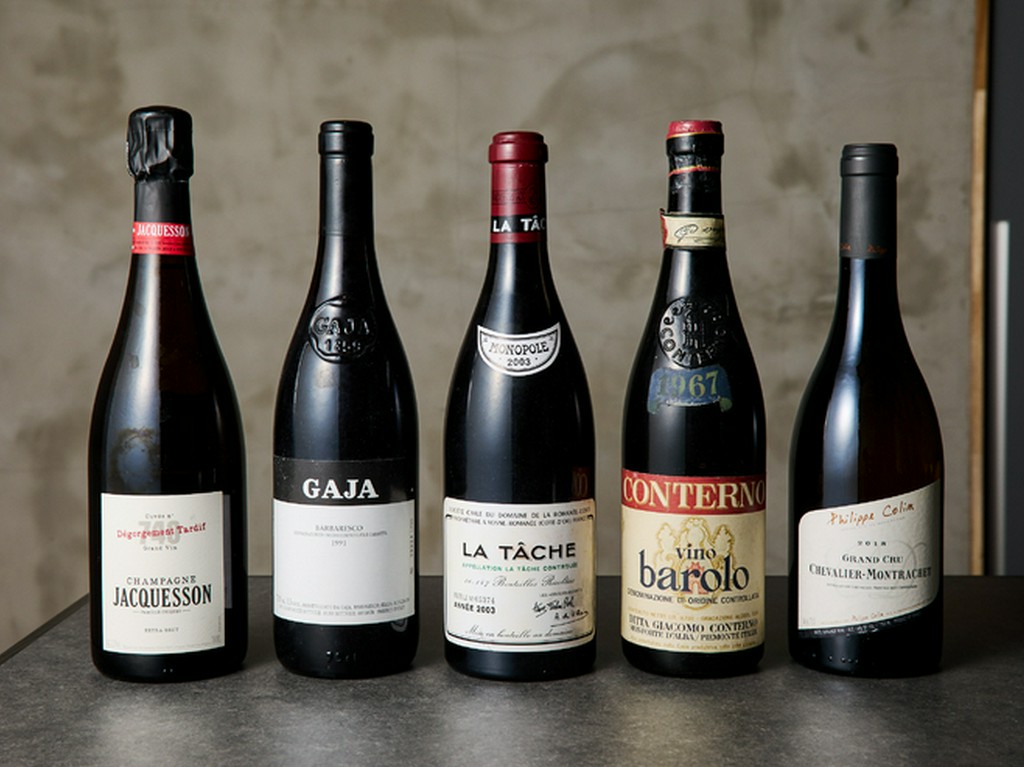 シェフみずからセレクト、古酒も揃う300本のワイン