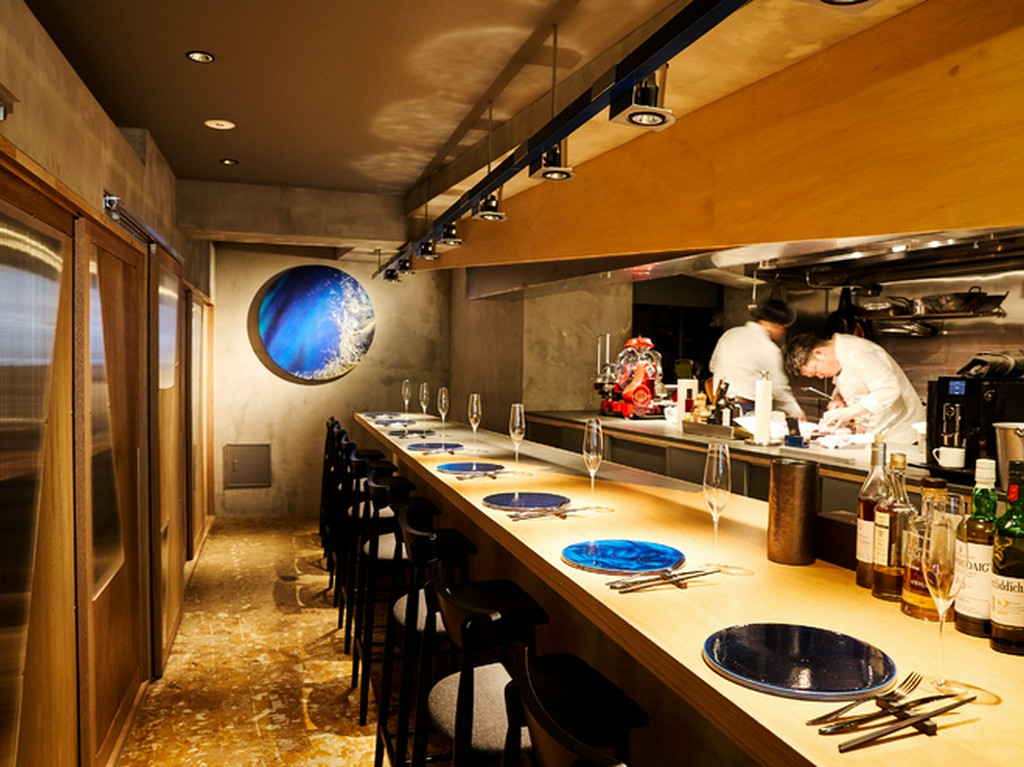 焼きの技が目の前で楽しめるカウンター席