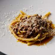 手打ちのパスタは常に4～5種類常備。太麺の「ピチ」は打ってから軽く乾燥させて冷凍することで、モチッとした食感に。神戸牛の上質な脂を楽しむため、バターは使わず、チーズもごく少量加えるのみ。