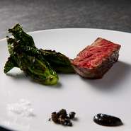 北野氏みずからデザインした、火との距離を変えられる窯で焼き上げた北淡路産の神戸牛。この日の部位は肩ロースの中の希少部位、ハネシタ。生胡椒と黒ニンニク、バルサミコ酢でつくった薬味を添えて。