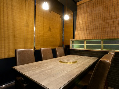 上質な焼肉を味わえる、洗練された雰囲気漂う店内