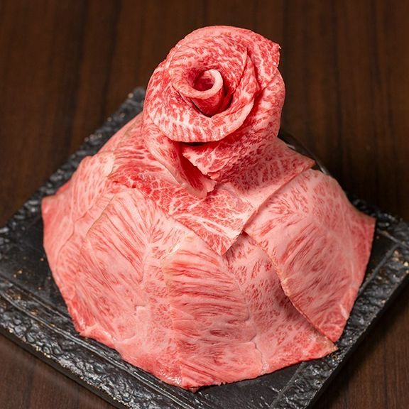 気分を盛り上げてくれる特別な肉バラとデザート