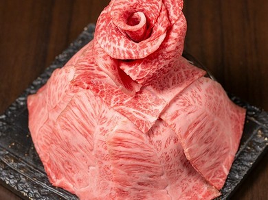 気分を盛り上げてくれる特別な肉バラとデザート