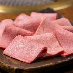 脂も乗った上質なタンの旨みが口の中へと広がる『大富豪タン』