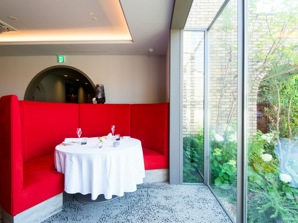 ラグジュアリーな雰囲気に包まれて美酒と美食を楽しんで