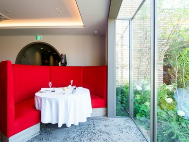 ラグジュアリーな雰囲気に包まれて美酒と美食を楽しんで