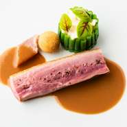 堀内シェフの出身地・京都の「京鴨」は、やわらかな肉質と芳醇な味わいが特徴です。絶妙な火入れでロゼ色に仕上げるムネ肉に、リゾットに添える鮮やかな緑のインゲン。味や食感、色彩のコントラスが秀逸です。
