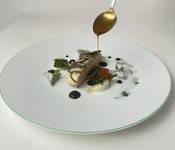 ＜アミューズブーシュ・前菜・お魚料理・お肉料理・デセール＞全５皿のお任せフルコース。
