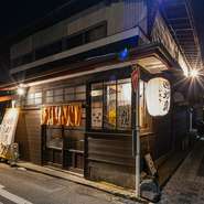 昭和初期の商家を改装した建物で、ほっと心落ち着く雰囲気が特徴の店内。L字型のオープンカウンターがあり、料理人とのコミュニケーションも楽しめる空間で、ゆったりと食事を堪能できます。