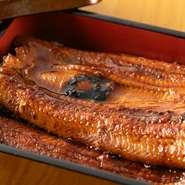 独自のルートで仕入れる新鮮な魚介類をはじめ、全国各地から四季折々の食材を厳選。旬の食材にこだわることで、四季を感じる料理が生みだされています。職人技が魅せる季節の味わいを楽しんで。