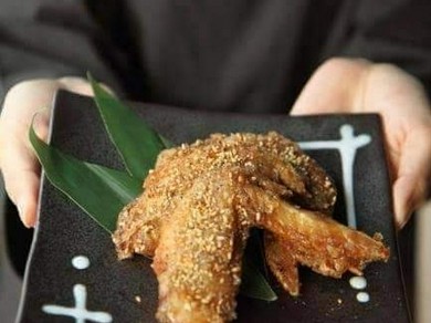 口の中で広がる旨みと食感！調味料にまでこだわった『手羽先』