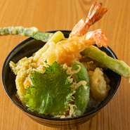 店主は、旬の食材にこだわりを持っていると話します。季節ごとにその鮮度や品質を厳しくチェック。誰かに任せることなく自ら目利きをすることで、訪れる人々が満足する料理をつくれるんだそう。