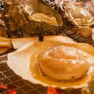 兵庫県坂越産牡蠣や北海道産ホタテなど、素材にこだわった囲炉裏料理をお召し上がりください。