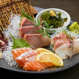 〈季節の鮮魚〉おまかせ旬の盛り合わせ