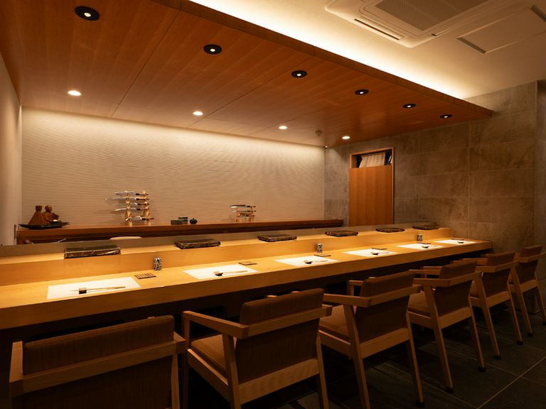 ゆったりとした時間の中で、極上の握りと、季節の料理を