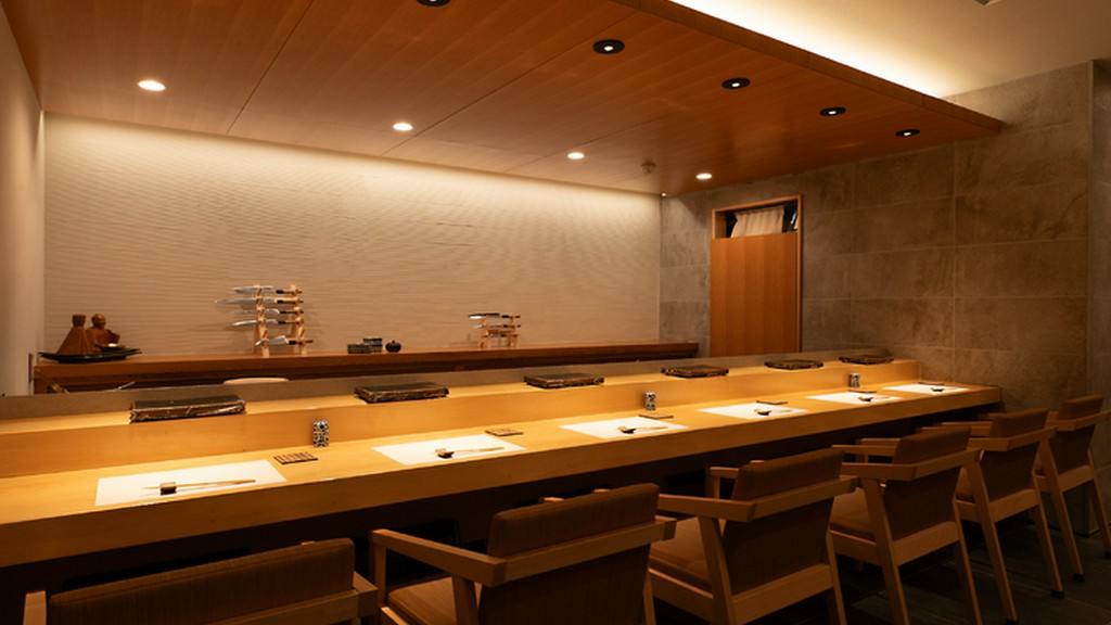 ゆったりとした時間の中で、極上の握りと、季節の料理を