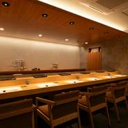 店内は、カウンター席と個室を用意。清潔感あふれる空間が心地よく、初めての来店でも気構えなくくつろげます。ゆったりとした時間の中で、熟練の職人による極上の握りと、季節の料理を堪能できます。

