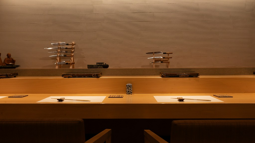 カウンター越しに店主と会話をしながら、美酒に酔いしれる