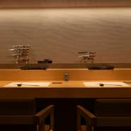 店内には、落ち着いた雰囲気で過ごせる木目調のカウンター席を完備。一人での利用では、カウンター越しに店主と会話をしながら、握りたての鮨や出来立ての和食で、美酒に酔いしれることができます。