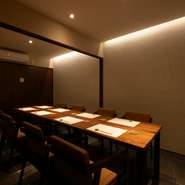 店内には、4名用個室が2部屋用意されています。扉を外してテーブルを繋げれば、最大8名の利用が可能。ビジネスシーンでの接待や会食、大切な人の記念日など、さまざまなシーンで利用可能です。