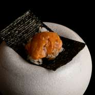 産地から直送される新鮮な雲丹。コース内の握りとして提供、濃厚で贅沢な味わいを楽しませてくれます。店主のこだわりも強く、一切の妥協がない一貫。至極の味わいをぜひ。