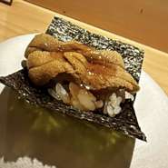 産地から直送される新鮮な雲丹。コース内の握りとして提供、濃厚で贅沢な味わいを楽しませてくれます。店主のこだわりも強く、一切の妥協がない一貫。至極の味わいをぜひ。