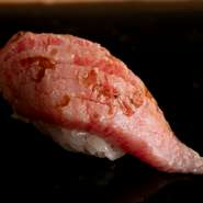 質にこだわった特選素材を丁寧な手作業で仕込み、コース内の握りとして提供される一品。脂がのった濃厚な味わいが魅力の本鮪の握りなので、至福の味わいを堪能できます。