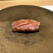 質にこだわった特選素材を丁寧な手作業で仕込み、コース内の握りとして提供される一品。脂がのった濃厚な味わいが魅力の本鮪の握りなので、至福の味わいを堪能できます。