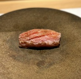 至福の味わいを堪能。脂がのった濃厚な味わいが魅力の本鮪の握り『鮪』