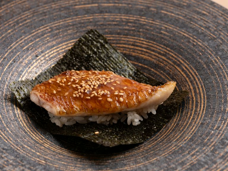 脂の乗った旬を味わう。コース内のアクセントとして人気の逸品『のどぐろ』